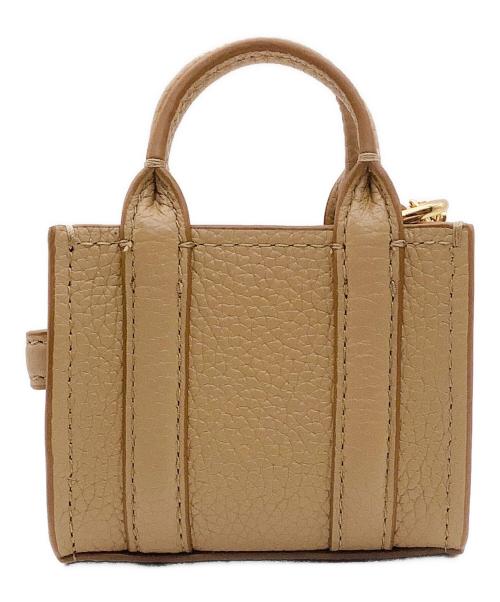 MARC JACOBS（マークジェイコブス）MARC JACOBS (マークジェイコブス) THE LEATHER NANO TOTE CHARM ベージュの古着・服飾アイテム
