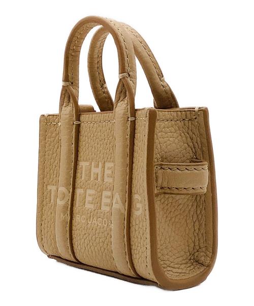 MARC JACOBS（マークジェイコブス）MARC JACOBS (マークジェイコブス) THE LEATHER NANO TOTE CHARM ベージュの古着・服飾アイテム