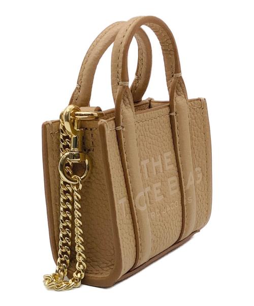 MARC JACOBS（マークジェイコブス）MARC JACOBS (マークジェイコブス) THE LEATHER NANO TOTE CHARM ベージュの古着・服飾アイテム