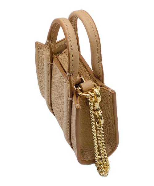 MARC JACOBS（マークジェイコブス）MARC JACOBS (マークジェイコブス) THE LEATHER NANO TOTE CHARM ベージュの古着・服飾アイテム