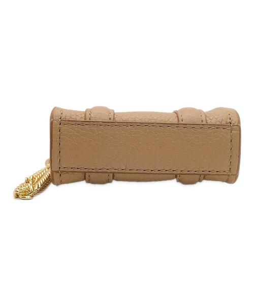 MARC JACOBS（マークジェイコブス）MARC JACOBS (マークジェイコブス) THE LEATHER NANO TOTE CHARM ベージュの古着・服飾アイテム