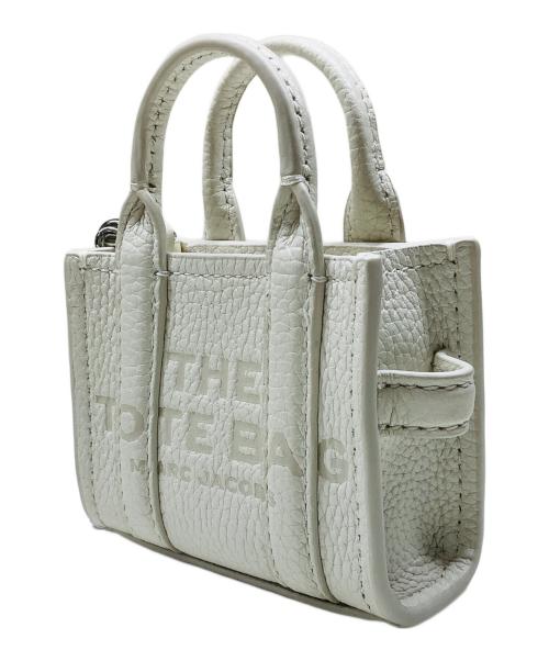 MARC JACOBS（マークジェイコブス）MARC JACOBS (マークジェイコブス) THE LEATHER NANO TOTE CHARM ホワイトの古着・服飾アイテム