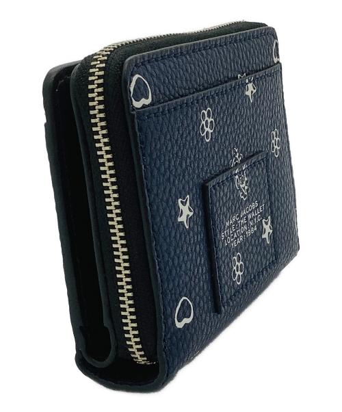 MARC JACOBS（マークジェイコブス）MARC JACOBS (マークジェイコブス) ザ バンダナ ミニ レザー コンパクト ウォレット ネイビーの古着・服飾アイテム