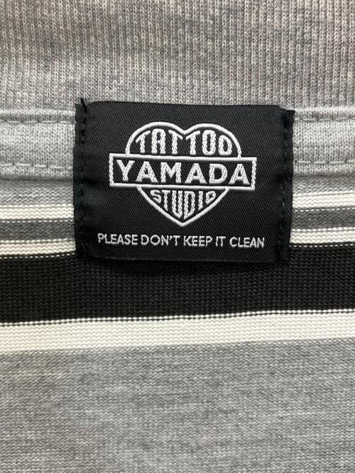 TATTOO STUDIO YAMADA（タトゥースタジオヤマダ）TATTOO STUDIO YAMADA (タトゥースタジオヤマダ) 長袖カットソー グレー×ブラック サイズ:Lの古着・服飾アイテム