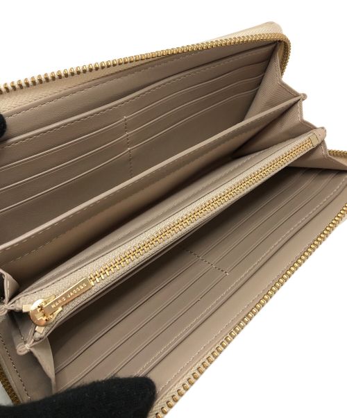 MARC JACOBS（マークジェイコブズ）MARC JACOBS (マークジェイコブス) レザーJマークコンチネンタルウォレット ベージュの古着・服飾アイテム