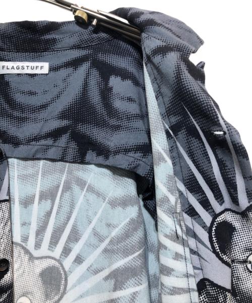 flagstuff（フラグスタフ）flagstuff (フラグスタフ) プリントシャツ グレー×ブラック サイズ:Lの古着・服飾アイテム