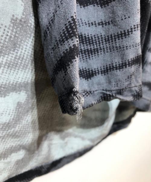 flagstuff（フラグスタフ）flagstuff (フラグスタフ) プリントシャツ グレー×ブラック サイズ:Lの古着・服飾アイテム