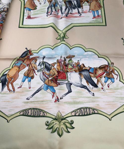 HERMES（エルメス）HERMES (エルメス) シルクスカーフ カレ90 LES CHEVAUX ムガル王朝の馬 アイボリー サイズ:記載なしの古着・服飾アイテム