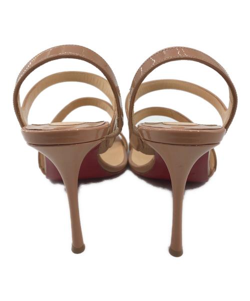 Christian Louboutin（クリスチャン・ルブタン）Christian Louboutin (クリスチャン・ルブタン) エナメルレザーサンダル ベージュ サイズ:37の古着・服飾アイテム