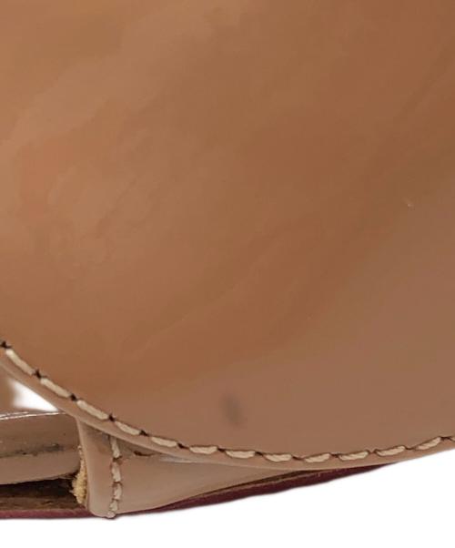 Christian Louboutin（クリスチャン・ルブタン）Christian Louboutin (クリスチャン・ルブタン) エナメルレザーサンダル ベージュ サイズ:37の古着・服飾アイテム
