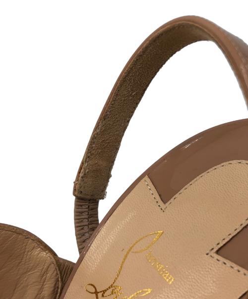 Christian Louboutin（クリスチャン・ルブタン）Christian Louboutin (クリスチャン・ルブタン) エナメルレザーサンダル ベージュ サイズ:37の古着・服飾アイテム