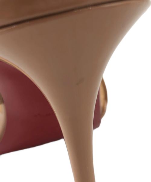 Christian Louboutin（クリスチャン・ルブタン）Christian Louboutin (クリスチャン・ルブタン) エナメルレザーサンダル ベージュ サイズ:37の古着・服飾アイテム