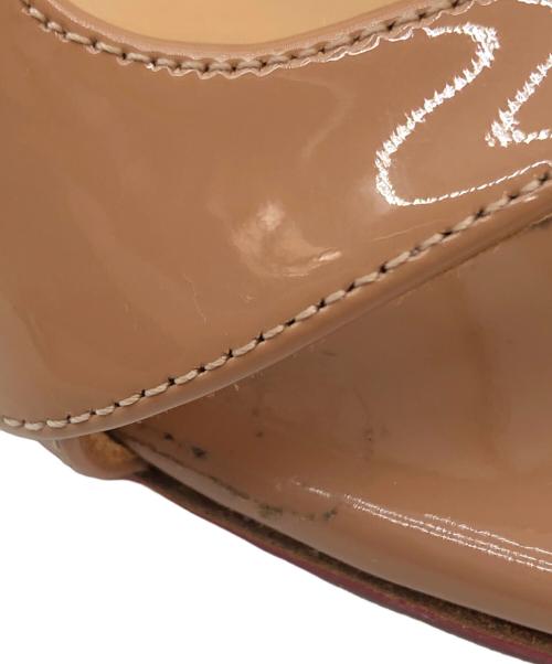 Christian Louboutin（クリスチャン・ルブタン）Christian Louboutin (クリスチャン・ルブタン) エナメルレザーサンダル ベージュ サイズ:37の古着・服飾アイテム