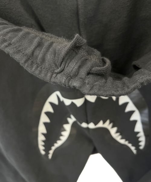 A BATHING APE（ア ベイシング エイプ）A BATHING APE (アベイシングエイプ) シャークスウェットパンツ ブラック サイズ:XLの古着・服飾アイテム