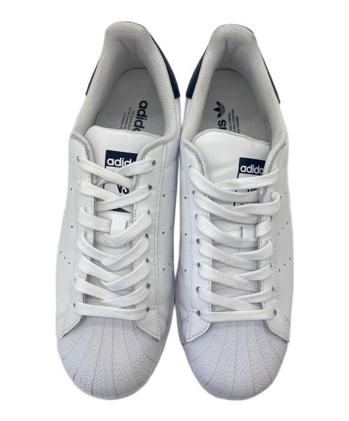 adidas（アディダス）adidas (アディダス) スニーカー ホワイト×ネイビー サイズ:27.5の古着・服飾アイテム