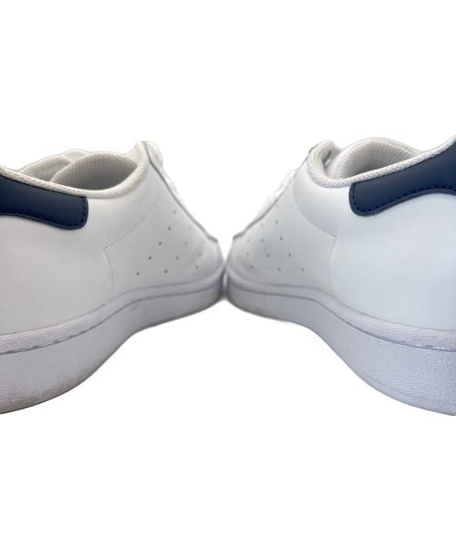 adidas（アディダス）adidas (アディダス) スニーカー ホワイト×ネイビー サイズ:27.5の古着・服飾アイテム