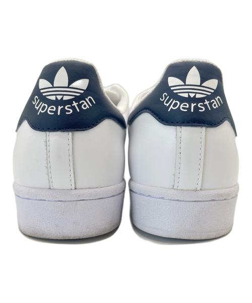 adidas（アディダス）adidas (アディダス) スニーカー ホワイト×ネイビー サイズ:27.5の古着・服飾アイテム