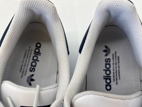 adidas（アディダス）adidas (アディダス) スニーカー ホワイト×ネイビー サイズ:27.5の古着・服飾アイテム