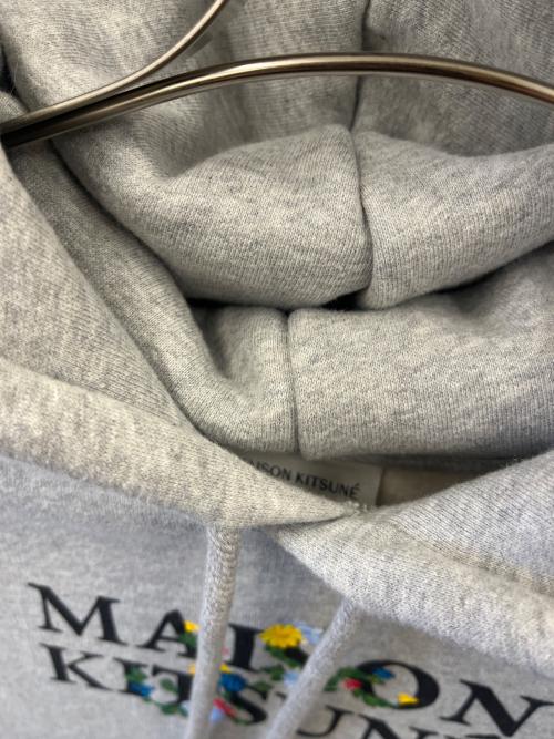 maison kitsune（メゾンキツネ）MAISON KITSUNE (メゾンキツネ) パーカー グレー サイズ:Mの古着・服飾アイテム