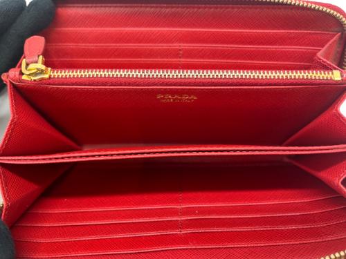 PRADA（プラダ）PRADA (プラダ) PRADA　サフィアーノ　長財布 レッドの古着・服飾アイテム