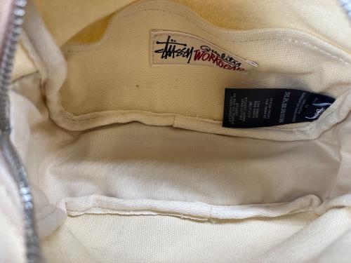 stussy（ステューシー）stussy (ステューシー) stussy ショルダーバッグ アイボリーの古着・服飾アイテム