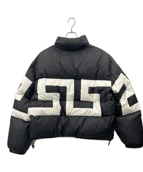 VERSACE（ヴェルサーチェ）VERSACE (ヴェルサーチェ) VERSACE　グレカ　ダウンジャケット ブラック×ホワイト サイズ:56の古着・服飾アイテム