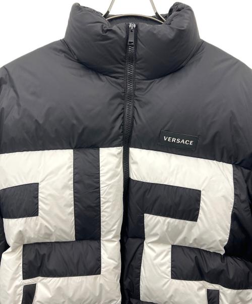 VERSACE（ヴェルサーチェ）VERSACE (ヴェルサーチェ) VERSACE　グレカ　ダウンジャケット ブラック×ホワイト サイズ:56の古着・服飾アイテム