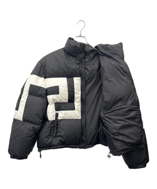 VERSACE（ヴェルサーチェ）VERSACE (ヴェルサーチェ) VERSACE　グレカ　ダウンジャケット ブラック×ホワイト サイズ:56の古着・服飾アイテム