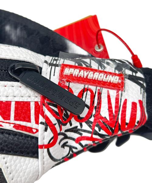 SPRAYGROUND（スプレーグランド）SPRAYGROUND (スプレーグランド) SPRAYGROUND　ボディバッグ ホワイト×ブラック×レッド 未使用品の古着・服飾アイテム