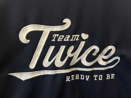 READY TO BE' IN JAPAN（レディトゥビーインジャパン）READY TO BE' IN JAPAN (レディトゥビーインジャパン) TWICE 5TH WORLD TOUR 'READY TO BE' IN JAPAN　ユニフォームシャツ ネイビー×ホワイト サイズ:記載なしの古着・服飾アイテム