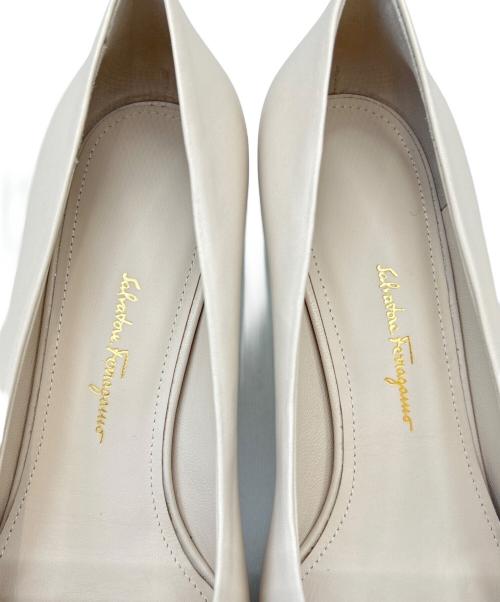 Salvatore Ferragamo（サルヴァトーレ フェラガモ）Salvatore Ferragamo (サルヴァトーレ フェラガモ) Salvatore Ferragamo　JUDY　パンプス ベージュ サイズ:7の古着・服飾アイテム