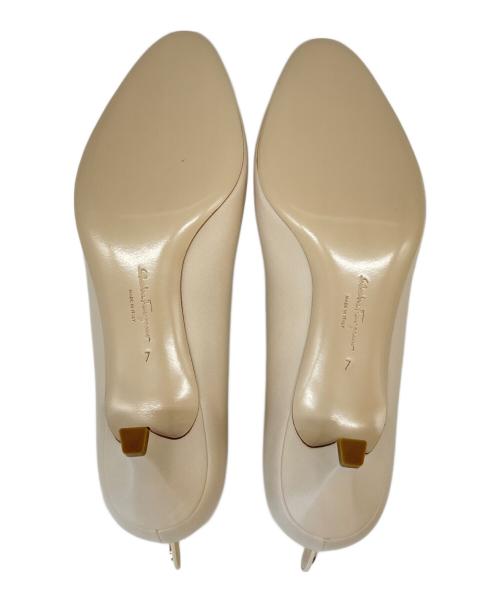 Salvatore Ferragamo（サルヴァトーレ フェラガモ）Salvatore Ferragamo (サルヴァトーレ フェラガモ) Salvatore Ferragamo　JUDY　パンプス ベージュ サイズ:7の古着・服飾アイテム