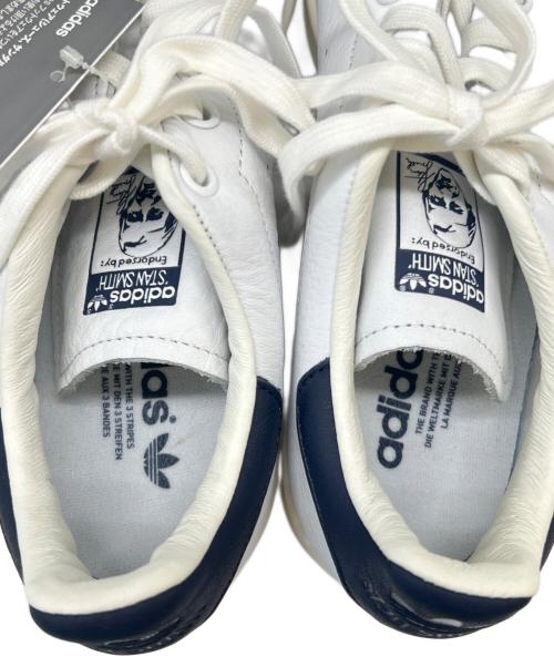 adidas（アディダス）adidas (アディダス) adidas STANSMITH スニーカー ホワイト×ネイビー サイズ:25.5 未使用品の古着・服飾アイテム