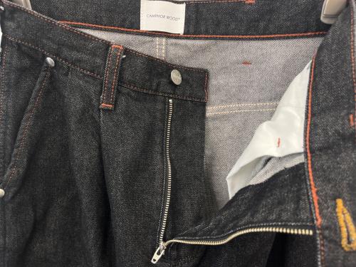 Wrangler（ラングラー）Wrangler (ラングラー) CAMPHOR WOOD (カンファーウッド) Wrangler CAMPHOR WOOD　タックデニムパンツ ブラック サイズ:Ｓの古着・服飾アイテム