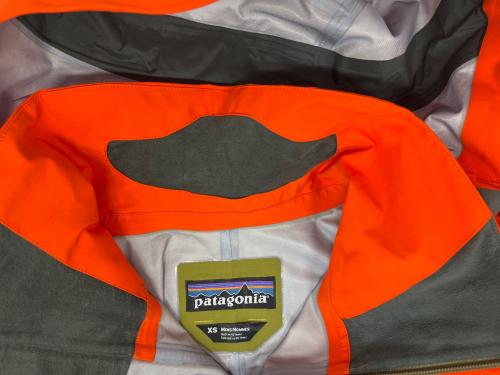 Patagonia（パタゴニア）Patagonia (パタゴニア) ナイロンパーカー オレンジ×グリーン サイズ:XSの古着・服飾アイテム