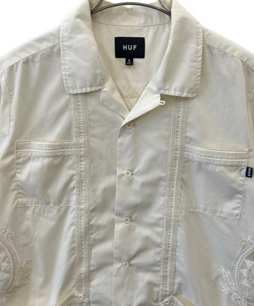 HUF（ハフ）HUF (ハフ) HUF　半袖刺繍シャツ ホワイト サイズ:Ｓの古着・服飾アイテム