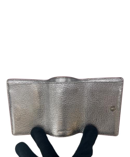 MIU MIU（ミュウミュウ）MIU MIU (ミュウミュウ) MIU MIU  マドラスラブ 3つ折り財布 シルバーの古着・服飾アイテム