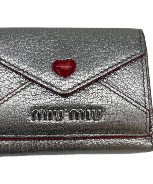 MIU MIU（ミュウミュウ）MIU MIU (ミュウミュウ) MIU MIU  マドラスラブ 3つ折り財布 シルバーの古着・服飾アイテム