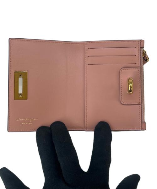 Salvatore Ferragamo（サルヴァトーレ フェラガモ）Salvatore Ferragamo (サルヴァトーレ フェラガモ) Salvatore Ferragamo 　2つ折り財布 ピンクの古着・服飾アイテム