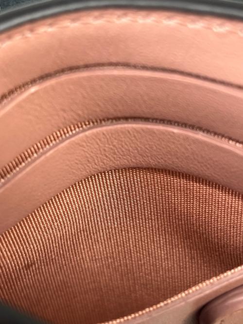 Salvatore Ferragamo（サルヴァトーレ フェラガモ）Salvatore Ferragamo (サルヴァトーレ フェラガモ) Salvatore Ferragamo 　2つ折り財布 ピンクの古着・服飾アイテム