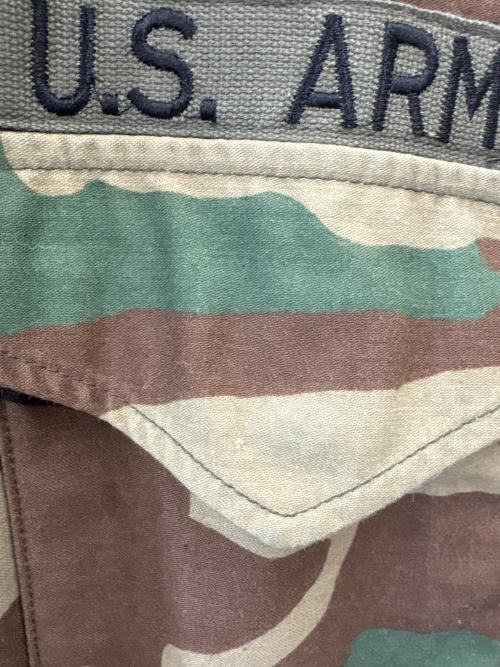 ミリタリー（ミリタリー）ミリタリー (ミリタリー) フィールドジャケット　カモフラージュ柄 カーキ サイズ:LARGE LONGの古着・服飾アイテム