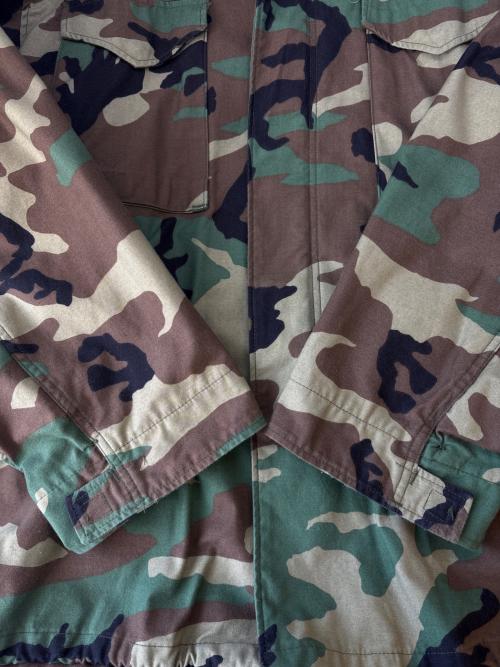 ミリタリー（ミリタリー）ミリタリー (ミリタリー) フィールドジャケット　カモフラージュ柄 カーキ サイズ:LARGE LONGの古着・服飾アイテム