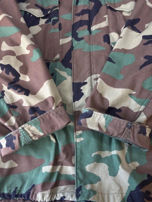 ミリタリー（ミリタリー）ミリタリー (ミリタリー) フィールドジャケット　カモフラージュ柄 カーキ サイズ:LARGE LONGの古着・服飾アイテム