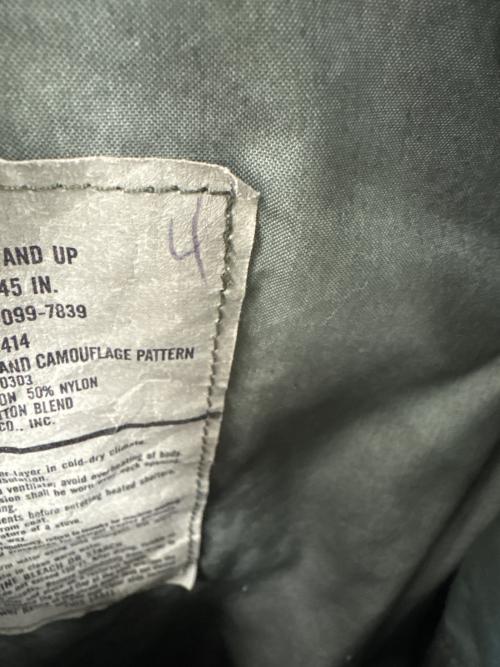 ミリタリー（ミリタリー）ミリタリー (ミリタリー) フィールドジャケット　カモフラージュ柄 カーキ サイズ:LARGE LONGの古着・服飾アイテム