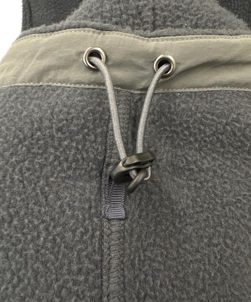 WHITE MOUNTAINEERING（ホワイトマウンテ二アニング）WHITE MOUNTAINEERING (ホワイトマウンテ二アニング) WILD THINGS (ワイルドシングス) WHITE MOUNTAINEERING × WILD THINGS　ボアフリースパンツ グレー サイズ:Mの古着・服飾アイテム