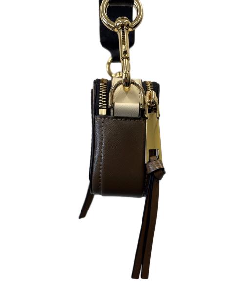 MARC JACOBS（マークジェイコブス）MARC JACOBS (マークジェイコブス) MARC JACOBS　スナップショット　ショルダーバッグ ブラウン×アイボリーの古着・服飾アイテム