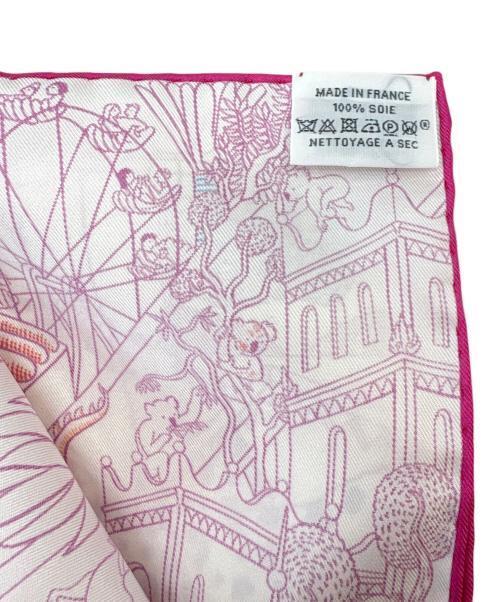 HERMES（エルメス）HERMES (エルメス) HERMES　カレ90　アニマルポリス　シルクスカーフ ホワイト×ピンクの古着・服飾アイテム