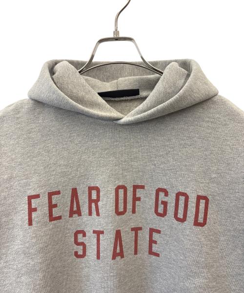 FOG ESSENTIALS（フィアオブゴッド エッセンシャル）FOG ESSENTIALS (フィアオブゴッド エッセンシャル) FOG ESSENTIALS　STAGE LOGO SWEAT HOODIE　プルオーバーパーカー グレー サイズ:Sの古着・服飾アイテム