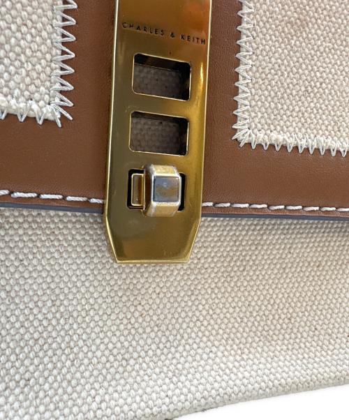 CHARLES & KEITH（チャールズアンドキース）CHARLES & KEITH (チャールズアンドキース) CHARLES & KEITH　キャンバス ターンロックチェーンハンドルバッグ　ハンドバッグ アイボリー×ブラウンの古着・服飾アイテム