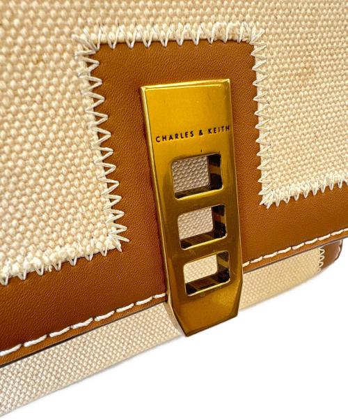 CHARLES & KEITH（チャールズアンドキース）CHARLES & KEITH (チャールズアンドキース) CHARLES & KEITH　キャンバス ターンロックチェーンハンドルバッグ　ハンドバッグ アイボリー×ブラウンの古着・服飾アイテム